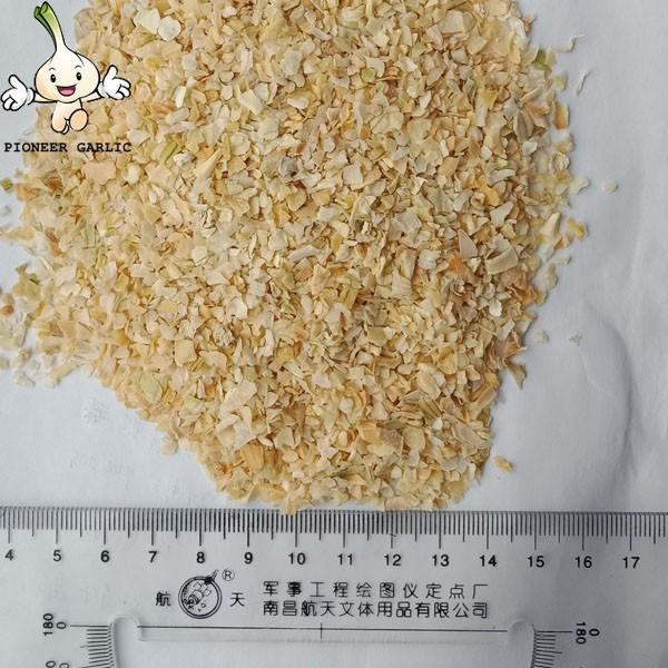 2022 New Crop Dehydrated Garlic Flakes Dried Garlic Flakes with root