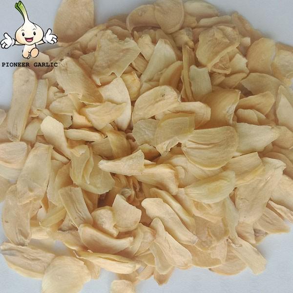 2022 New Crop Dehydrated Garlic Flakes Dried Garlic Flakes with root